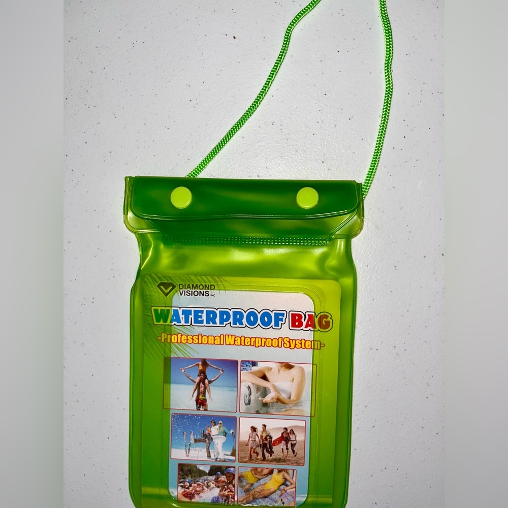 💙 NWT Green Waterproof Bag Unisex